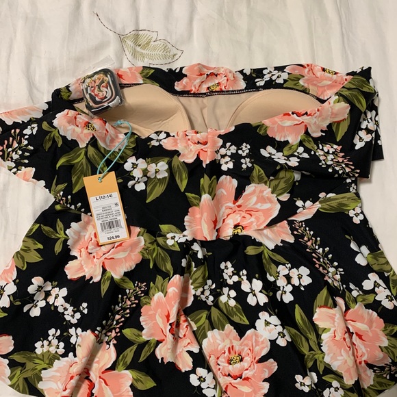 NWT-swim top with attachable straps - Picture 2 of 3